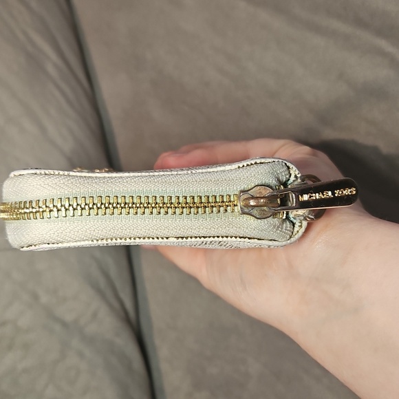 Michael Kors Cream Wallet - Picture 4 of 13